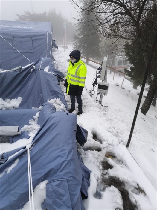 La tenda pre-triage della Protezione Civile crolla per la neve