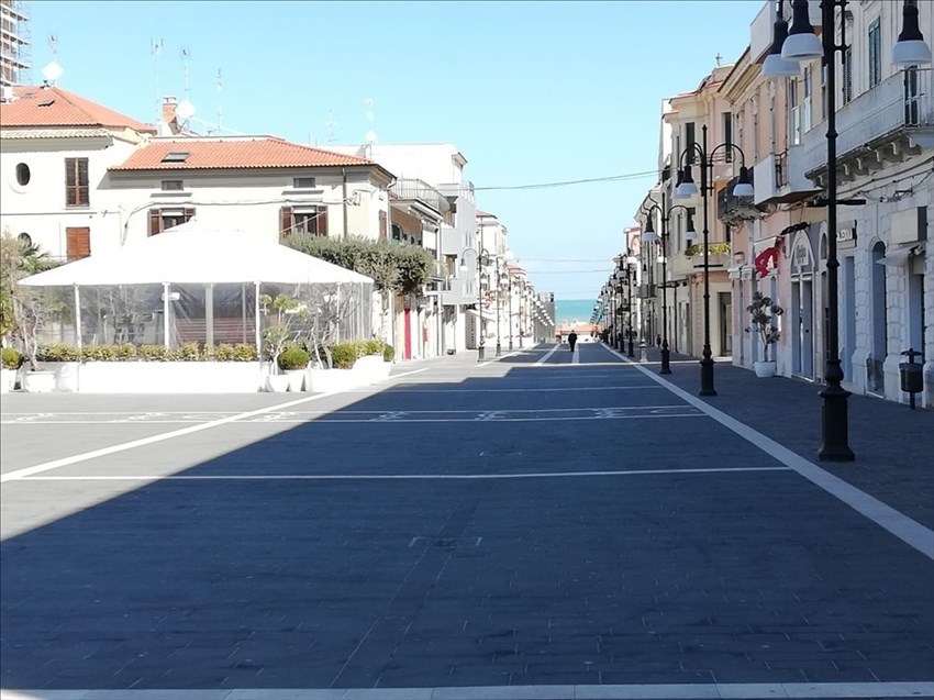 ​La città vuota del coronavirus: strade deserte, file solo davanti a Poste e supermercati