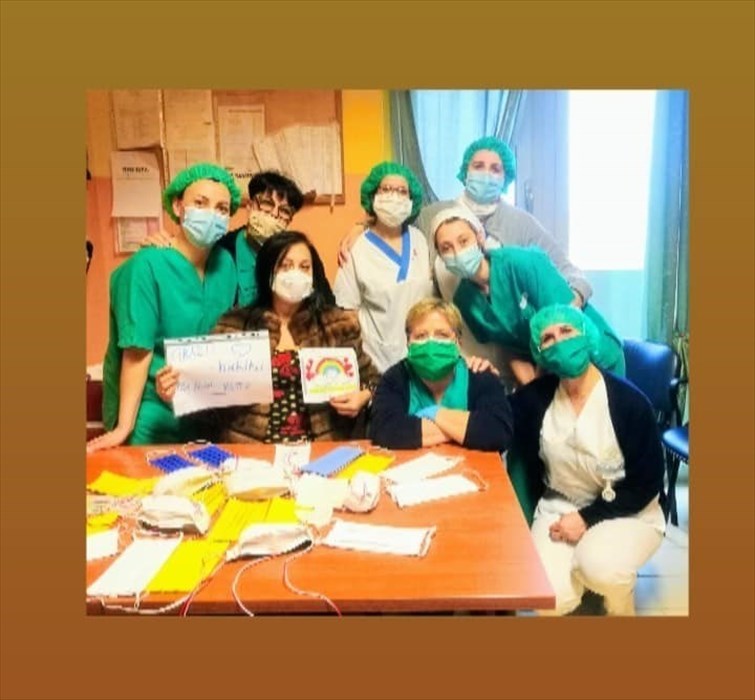 Gessica Riccitelli con i volontari di Habibi Hart Design cuciono e donano mascherine