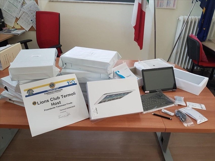 Donati 10 tablet completi di accessori alla Bernacchia dal Lions club Host