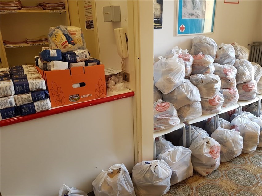 La distribuzione dei pacchi alimentari alla Croce Rossa