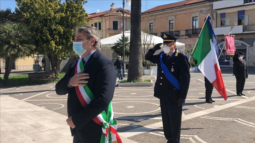 Corona di fiori deposta al Monumento ai caduti: commemorazione del 25 aprile