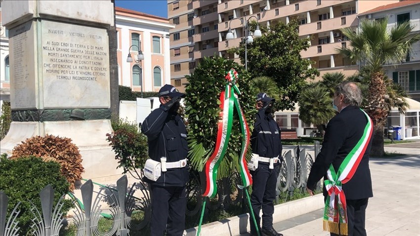 Corona di fiori deposta al Monumento ai caduti: commemorazione del 25 aprile