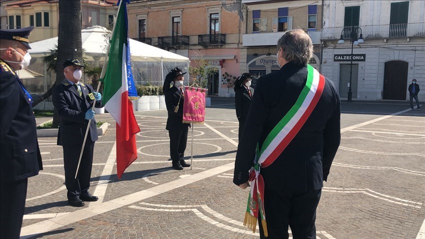 Corona di fiori deposta al Monumento ai caduti: commemorazione del 25 aprile