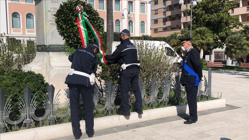 Corona di fiori deposta al Monumento ai caduti: commemorazione del 25 aprile