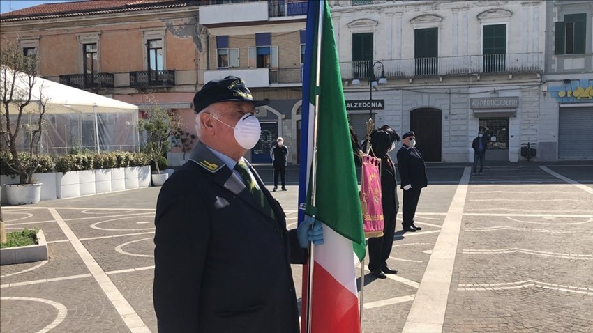 Corona di fiori deposta al Monumento ai caduti: commemorazione del 25 aprile