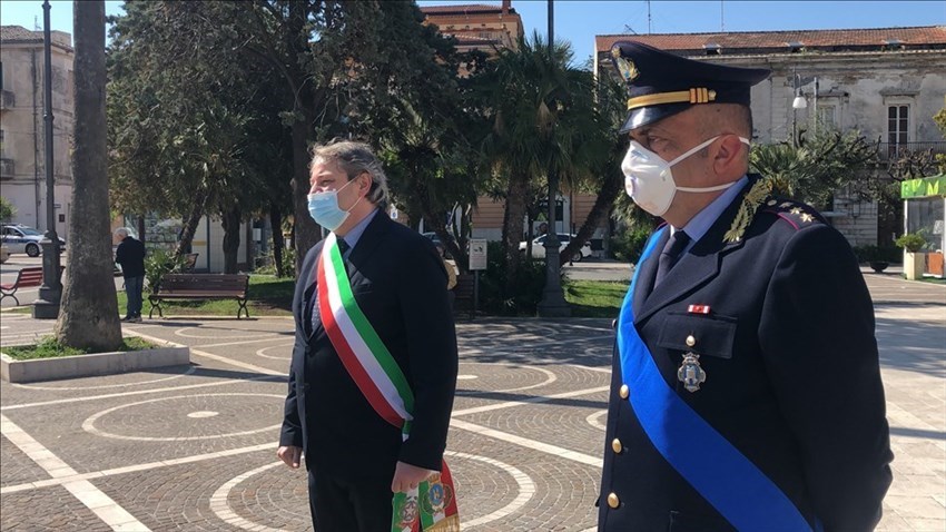 Corona di fiori deposta al Monumento ai caduti: commemorazione del 25 aprile