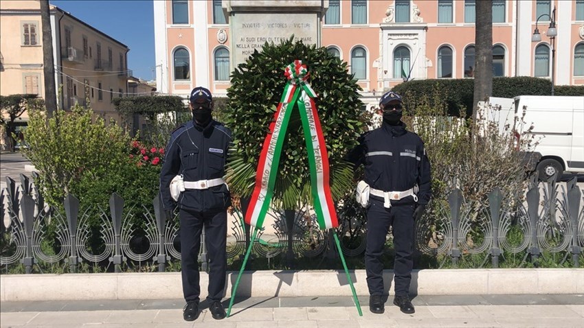 Corona di fiori deposta al Monumento ai caduti: commemorazione del 25 aprile