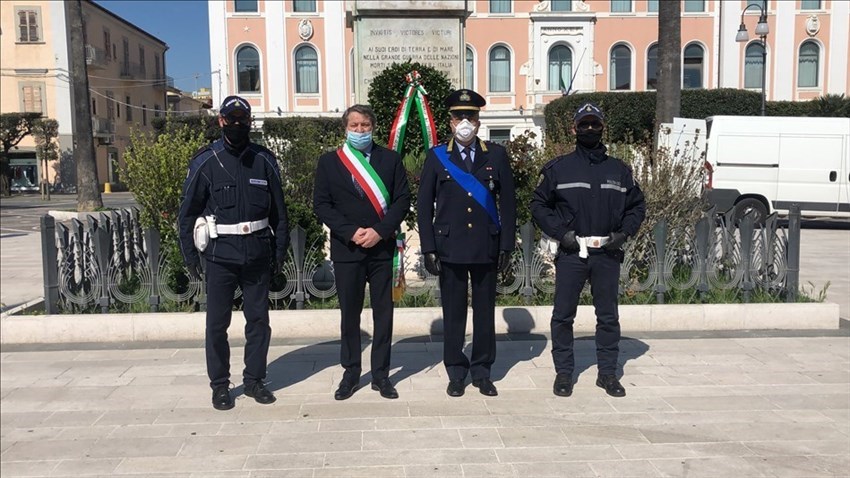 Corona di fiori deposta al Monumento ai caduti: commemorazione del 25 aprile