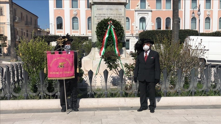 Corona di fiori deposta al Monumento ai caduti: commemorazione del 25 aprile