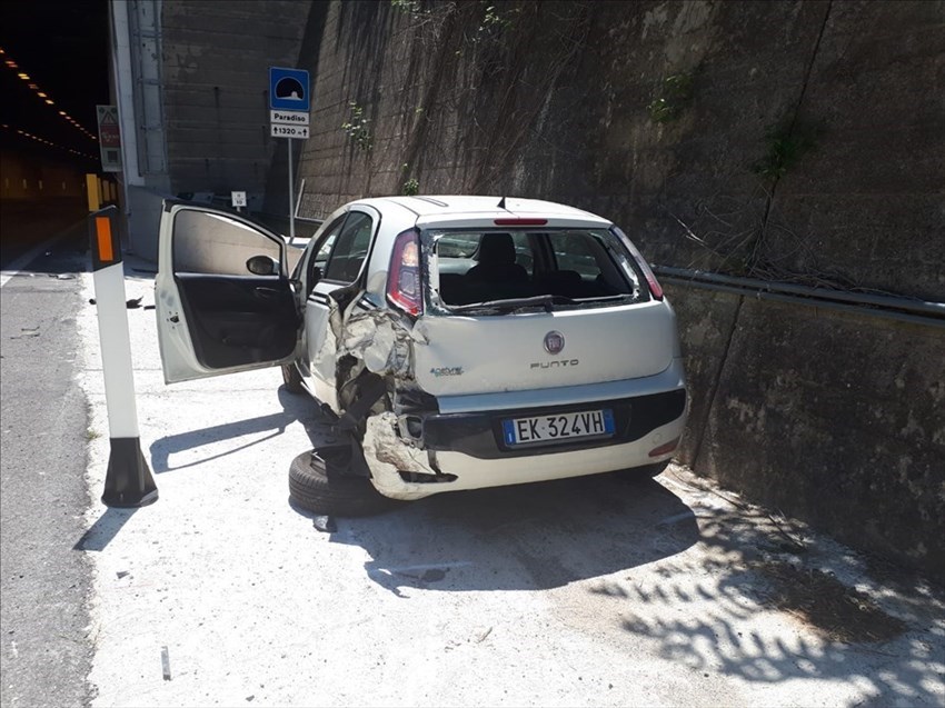 Fiat Doblò tampona una Punto sulla Tangenziale Sud, 53enne finisce al Pronto soccorso