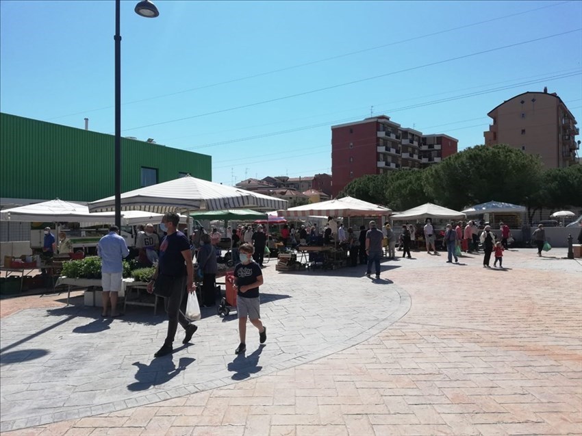 ​Mercato via Montecarlo: più spazio fra le bancarelle ma il sole non lascia scampo