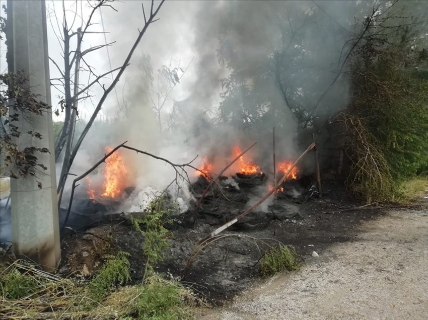 Incendio a Punta Penna, a fuoco sterpaglie e pneumatici abbandonati