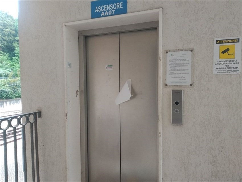 Ascensore della stazione di Lanciano: "Lavoratori e disabili costretti a usare le scale"