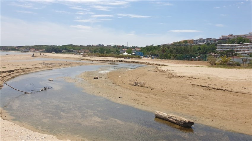 Rio Vivo, sopralluogo sulla spiaggia dopo la piena del torrente