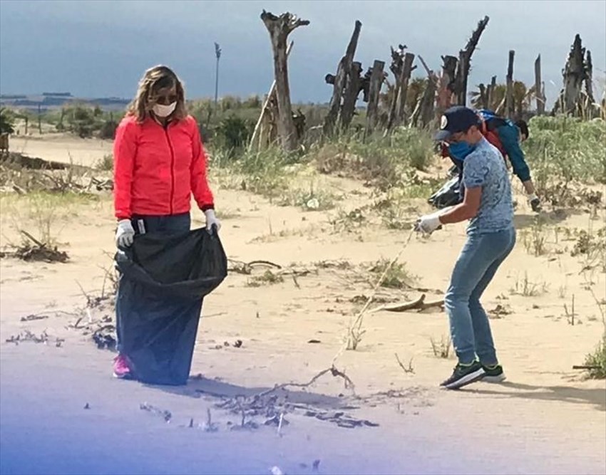 Liberi dai rifiuti: guanti e mascherine trovate sulla spiaggia delle tartarughe marine