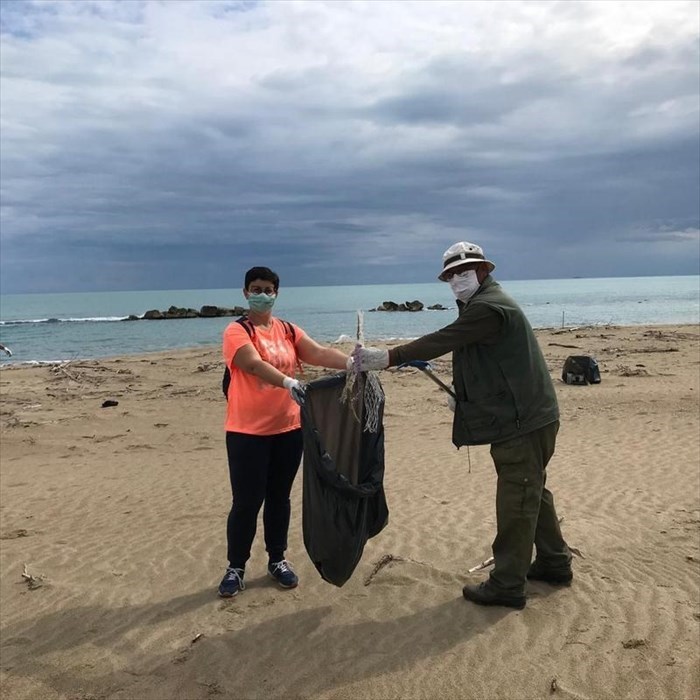 Liberi dai rifiuti: guanti e mascherine trovate sulla spiaggia delle tartarughe marine