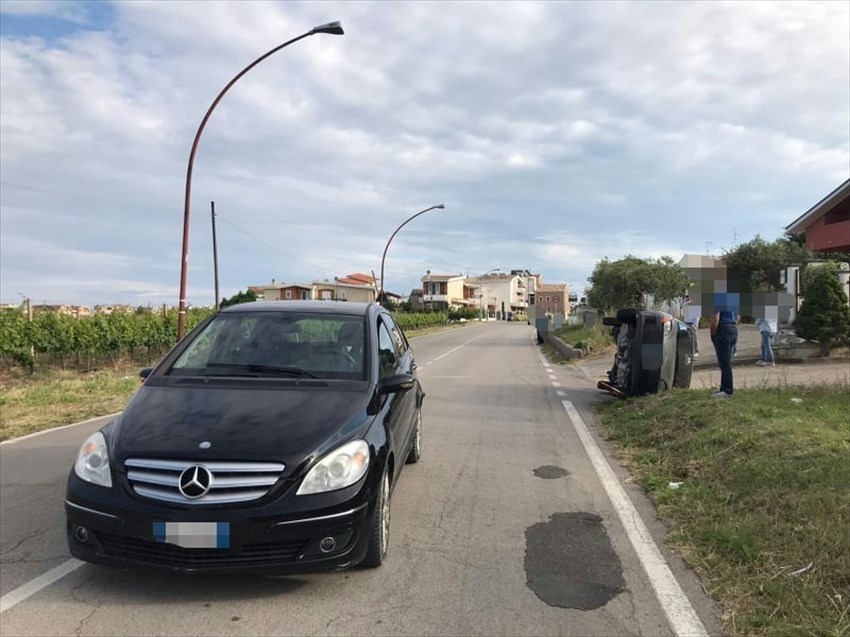 Fiat 600 tampona una Mercedes e si ribalta: l'incidente in via Incoronata