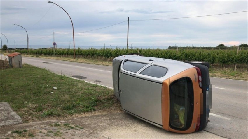 Fiat 600 tampona una Mercedes e si ribalta: l'incidente in via Incoronata