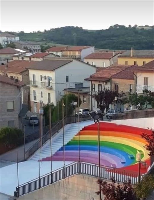 L'arena comunale di Fresagrandinaria si tinge con i colori dell'arcobaleno