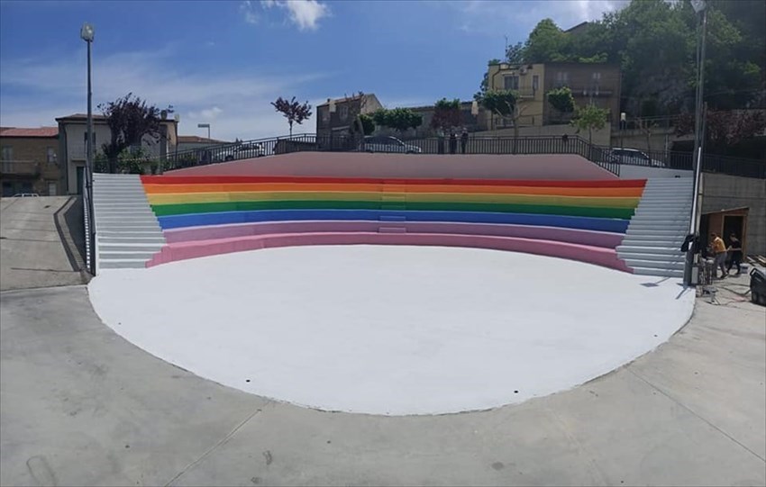 L'arena comunale di Fresagrandinaria si tinge con i colori dell'arcobaleno
