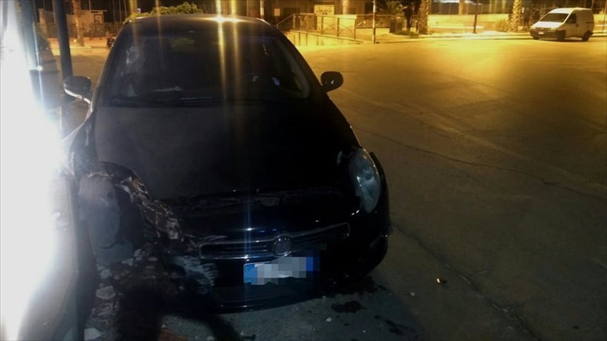 Fiat Bravo si schianta contro un muro in viale Dalmazia a Vasto Marina