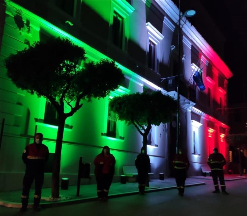 A Cupello Municipio illuminato con il Tricolore per la Festa della Repubblica