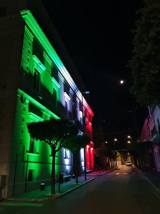 A Cupello Municipio illuminato con il Tricolore per la Festa della Repubblica