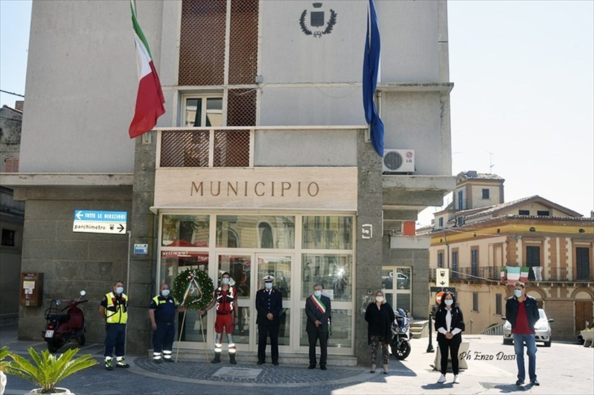 A Casalbordino deposta una corona in piazza Umberto per la Festa della Repubblica