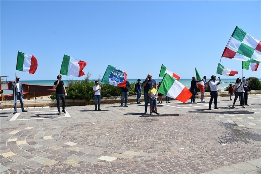 «Mandiamo a casa il governo per far ripartire l'Italia​», Fratelli d'Italia sventola il tricolore
