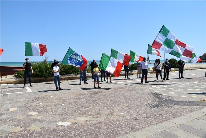 «Mandiamo a casa il governo per far ripartire l'Italia​», Fratelli d'Italia sventola il tricolore