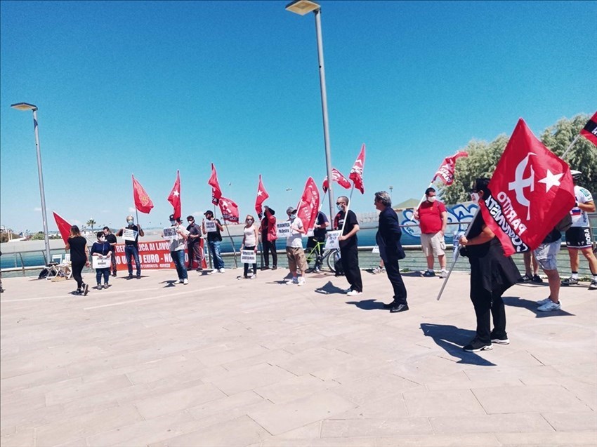 Lavoratori e rappresentanti del ceto medio in difficoltà manifestano a Pescara