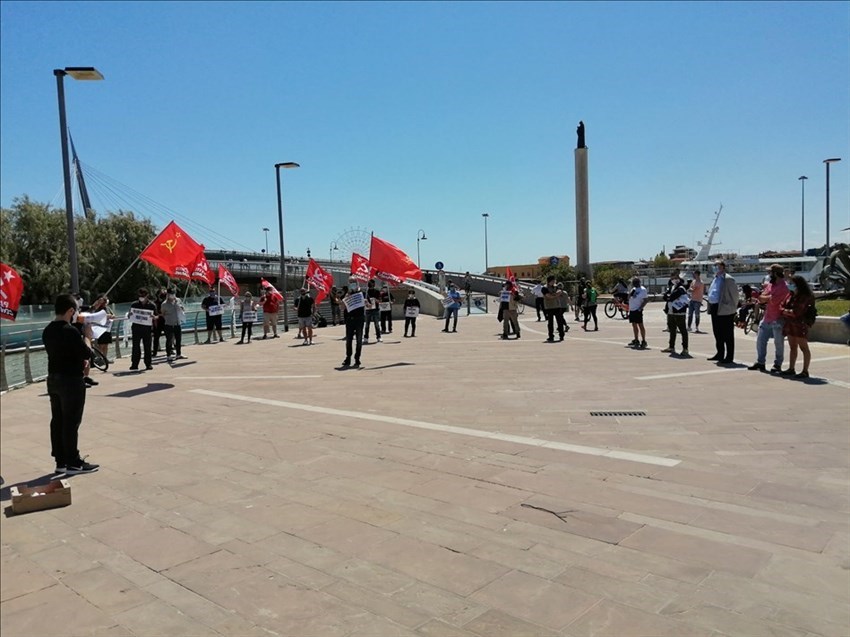 Lavoratori e rappresentanti del ceto medio in difficoltà manifestano a Pescara