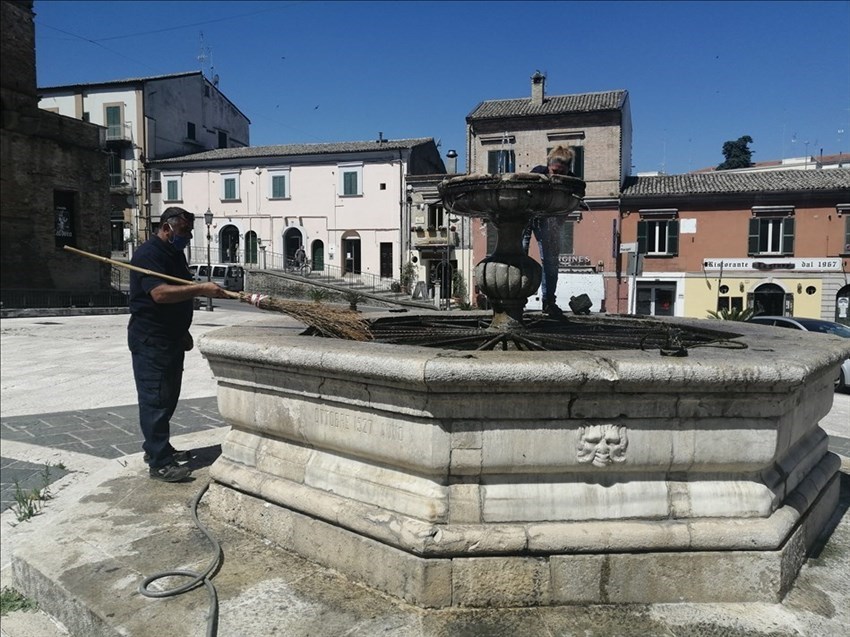 La fontana di Piazza Barbacani ripulita dalla melma maleodorante