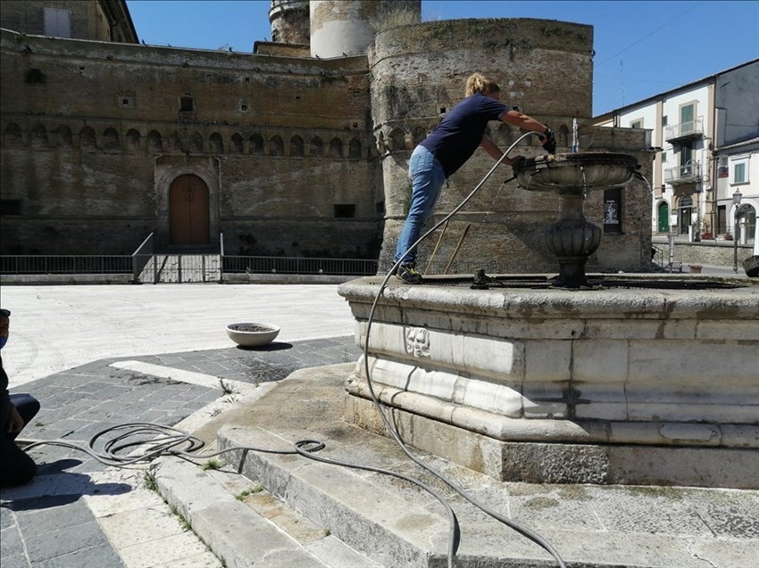 La fontana di Piazza Barbacani ripulita dalla melma maleodorante