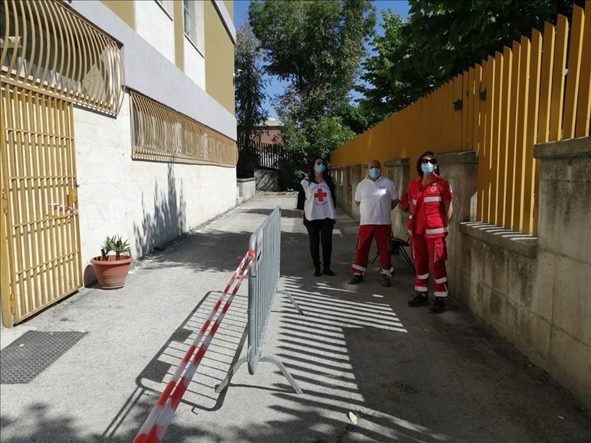Volontari della Croce Rossa e della Protezione Civile in servizio al Tribunale