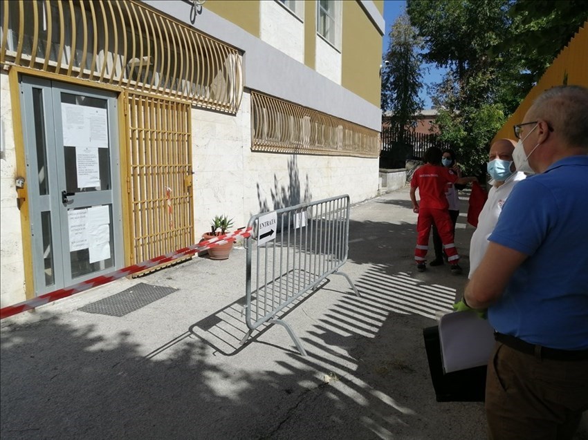 Volontari della Croce Rossa e della Protezione Civile in servizio al Tribunale