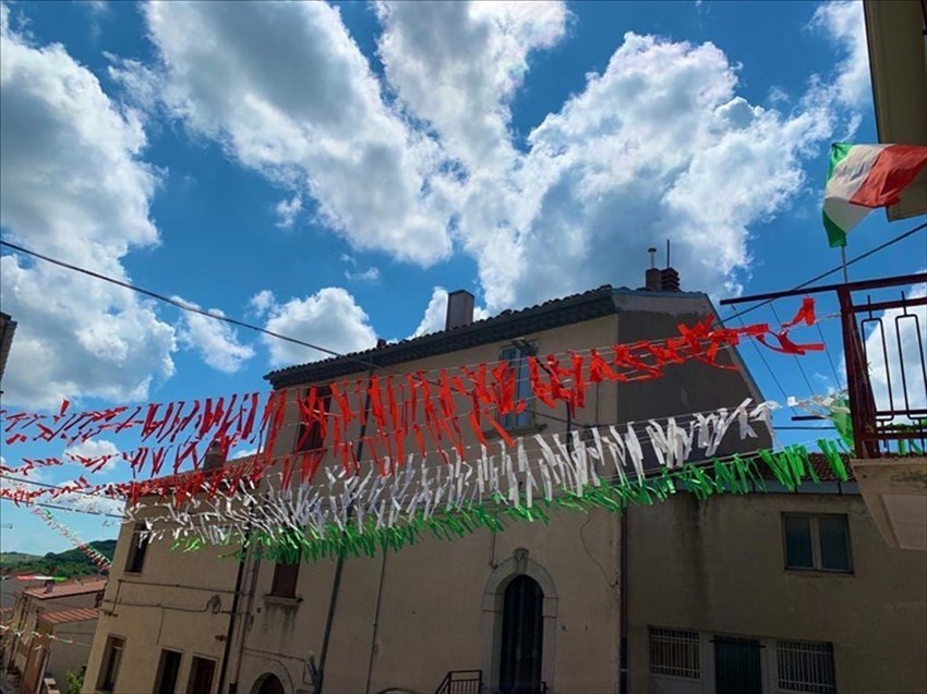 Festa della Repubblica a Bonefro, via Rosello vestita con il tricolore