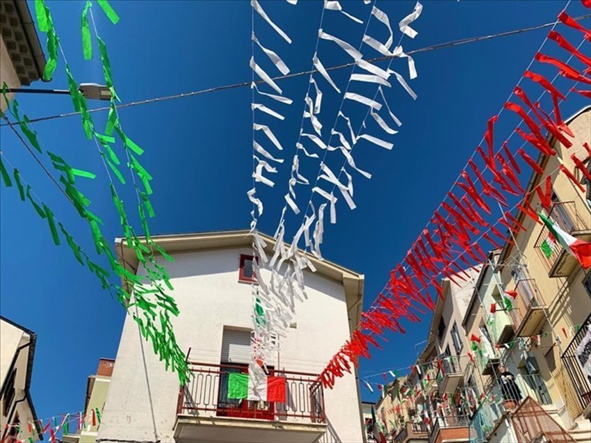 Festa della Repubblica a Bonefro, via Rosello vestita con il tricolore
