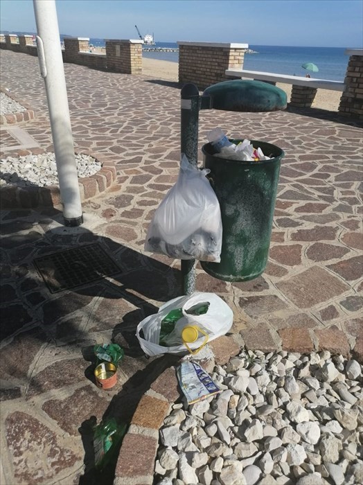 Inciviltà e rifiuti abbandonati a Casalbordino Lido: "Non è il modo di accogliere i turisti"