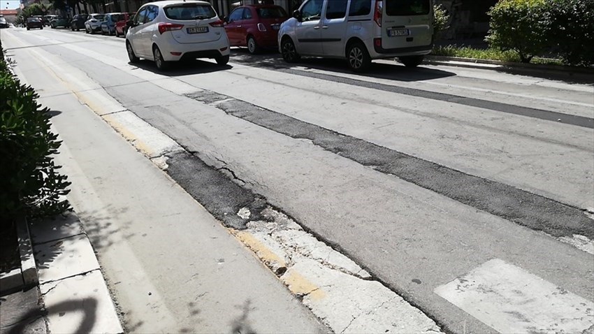 ​Disagi per asfalto provvisorio in Corso Umberto I: «Bitumazione a fine giugno»