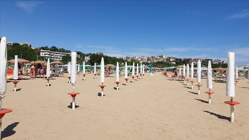 Seconda domenica di giugno, la spiaggia di Rio Vivo ordinata e frequentata