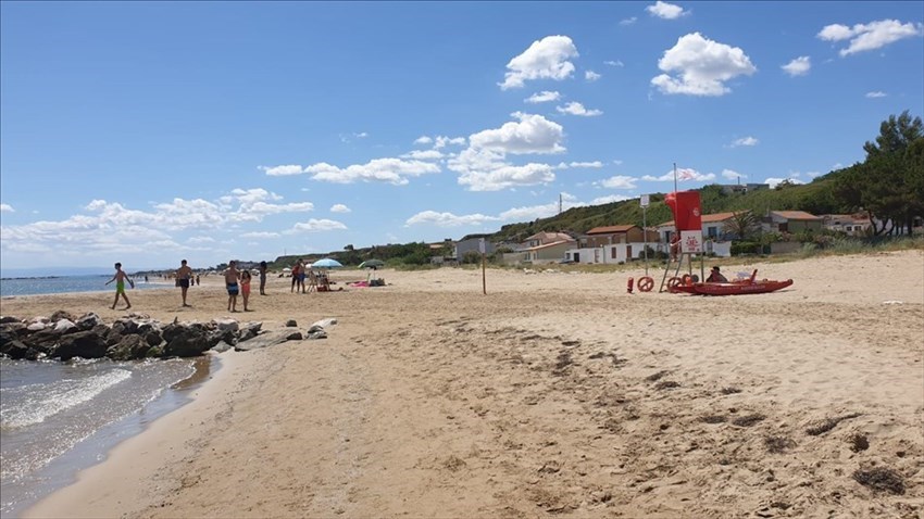 Seconda domenica di giugno, la spiaggia di Rio Vivo ordinata e frequentata