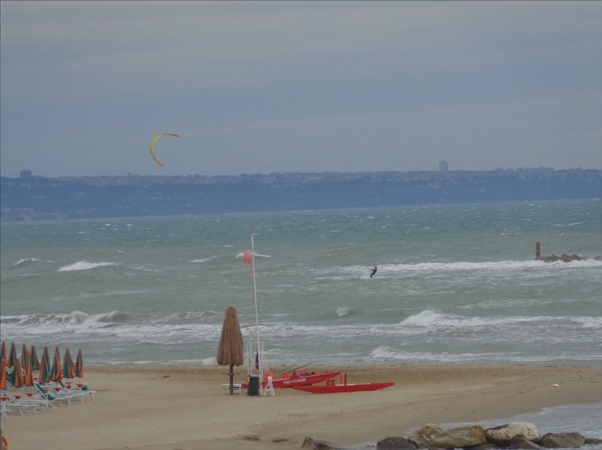 ​Il kitesurf dà spettacolo: gli acrobati della tavola sfidano onde e vento