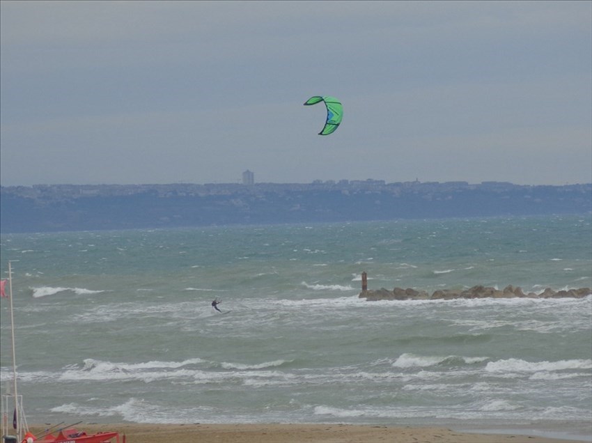 ​Il kitesurf dà spettacolo: gli acrobati della tavola sfidano onde e vento