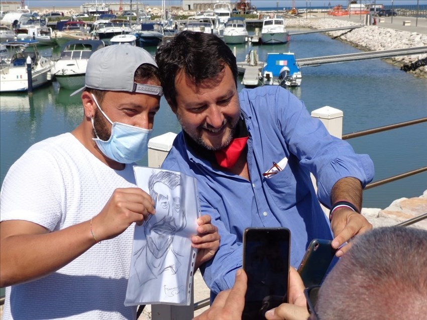 Un caffè con Salvini al porto turistico di Termoli