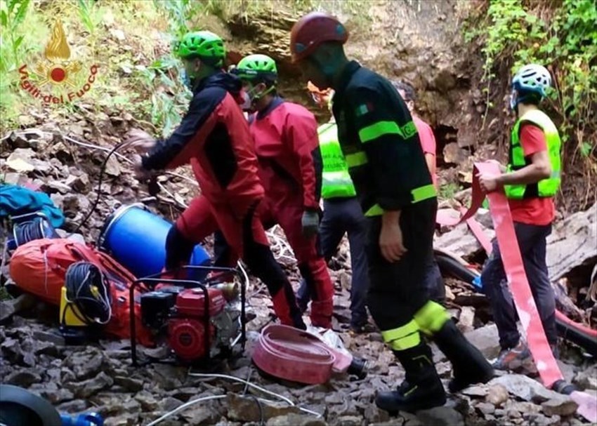 Tre escursionisti bloccati in una grotta: 2 salvati, 1 trovato morto