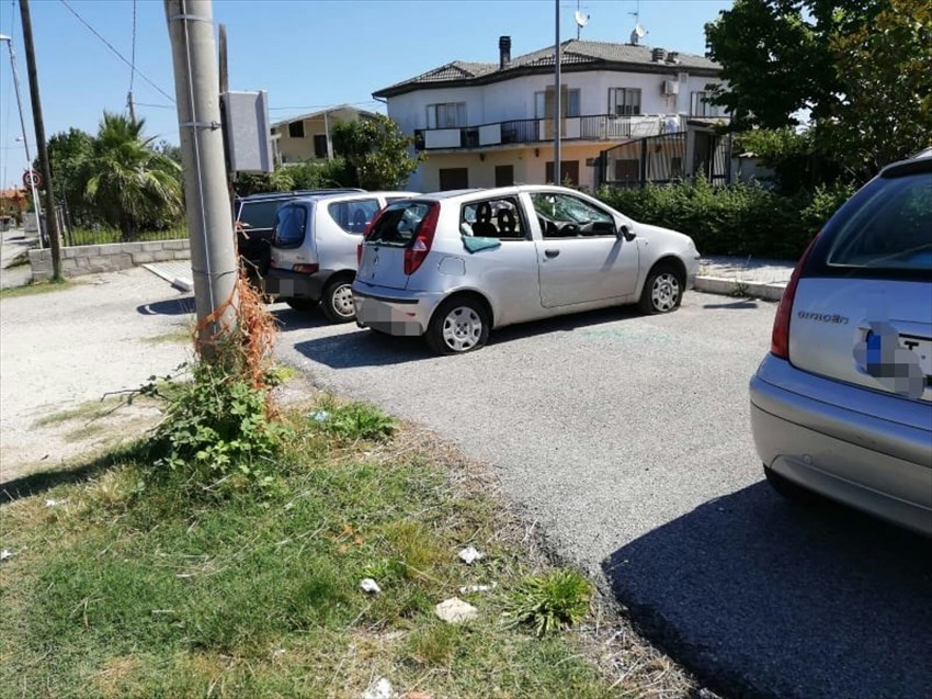 Squarciate le ruote e sassate contro una Fiat Punto in via San Sisto