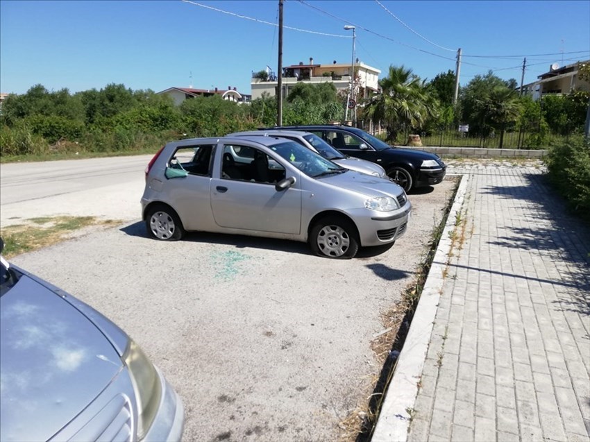 Squarciate le ruote e sassate contro una Fiat Punto in via San Sisto