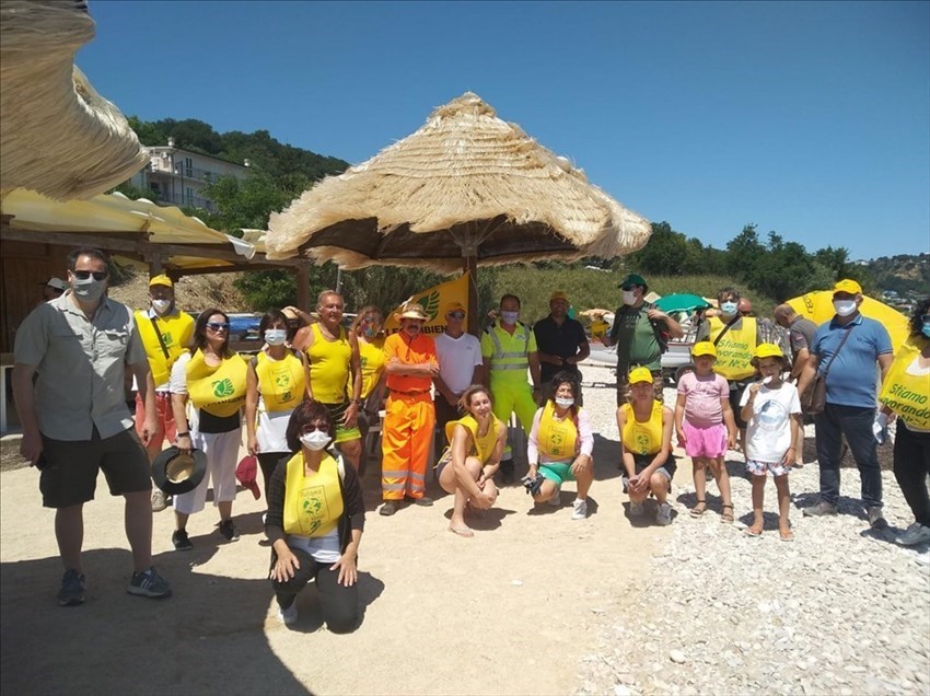 I volontari puliscono la spiaggia della Fuggitella a Fossacesia